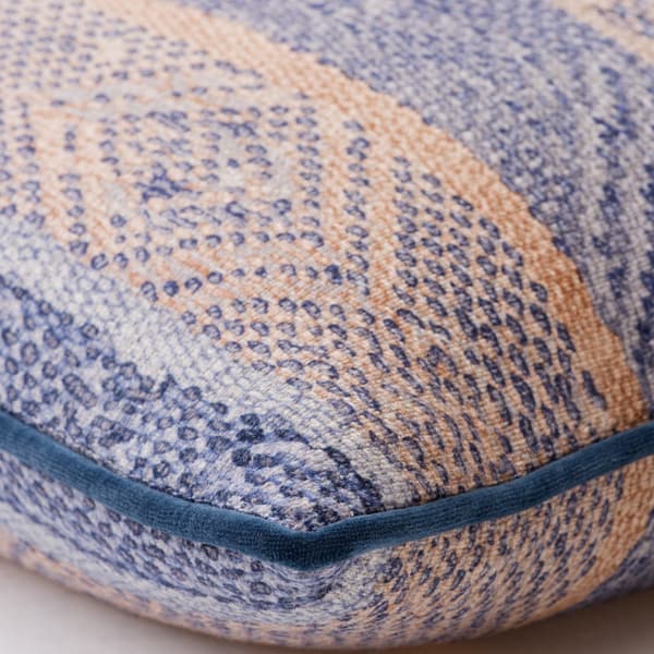 Coussin décoratif Isthmus Denim Plumes durables | Andrew Martin - vue de détail | REMO-HOME