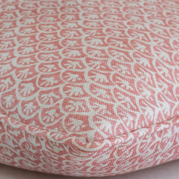 Coussin décoratif Daisy Geranium Plumes durables | Andrew Martin - vue de détail | REMO-HOME