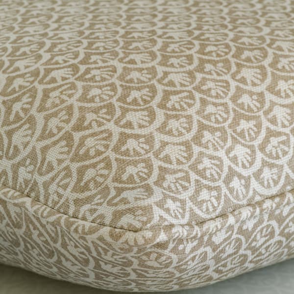Coussin décoratif Daisy Stone Plumes durables | Andrew Martin - vue de détail | REMO-HOME