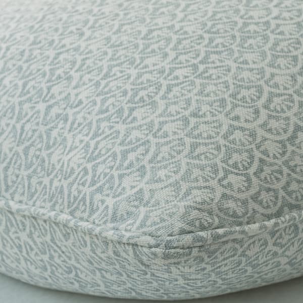 Coussin décoratif Daisy Sky Plumes durables | Andrew Martin - vue de détail | REMO-HOME