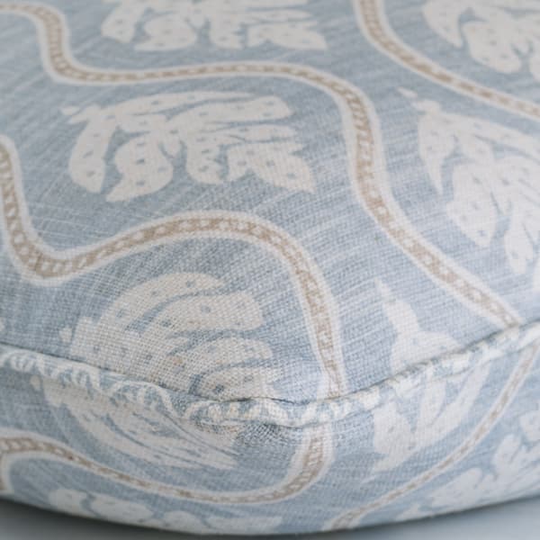 Coussin décoratif Fig Sky Plumes durables | Andrew Martin - vue de détail | REMO-HOME