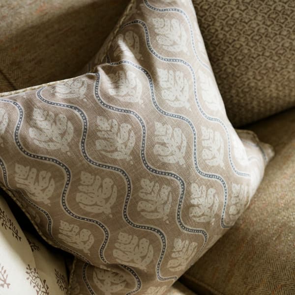 Coussin décoratif Fig Stone Plumes durables | Andrew Martin - vue de détail | REMO-HOME