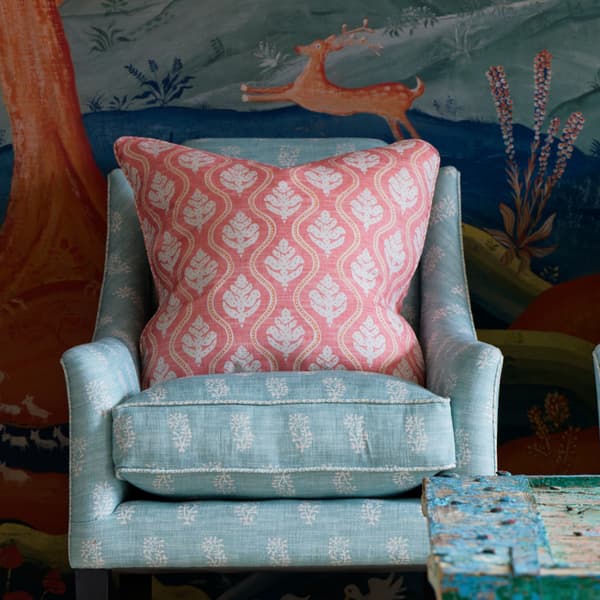 Coussin décoratif Fig Geranium Plumes durables | Andrew Martin - vue de détail | REMO-HOME