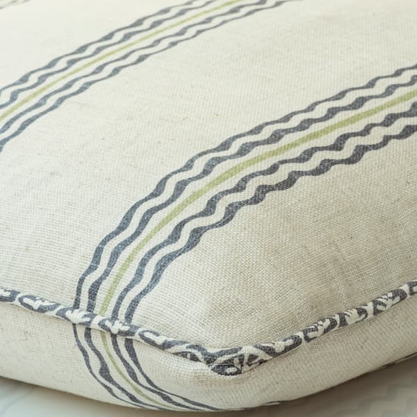 Coussin décoratif Rhubarb Iris Plumes durables | Andrew Martin - vue de détail | REMO-HOME