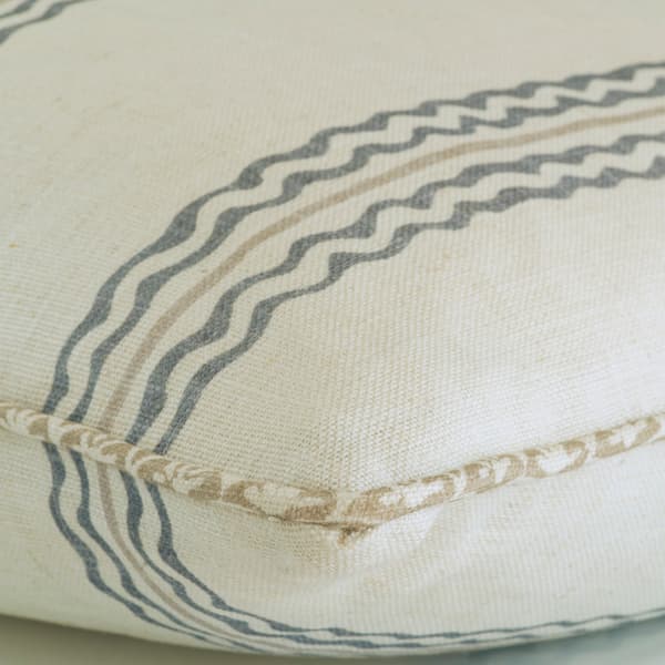 Coussin décoratif Rhubarb Cloud Plumes durables | Andrew Martin - vue de détail | REMO-HOME