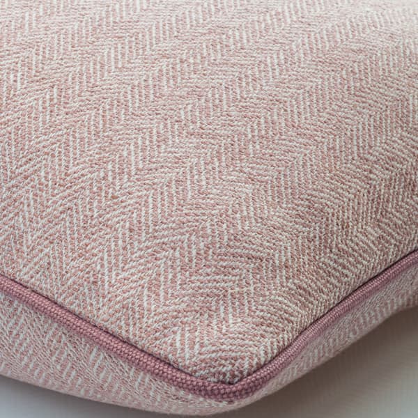 Coussin décoratif Lecce Frappe Plumes durables | Andrew Martin - vue de détail | REMO-HOME