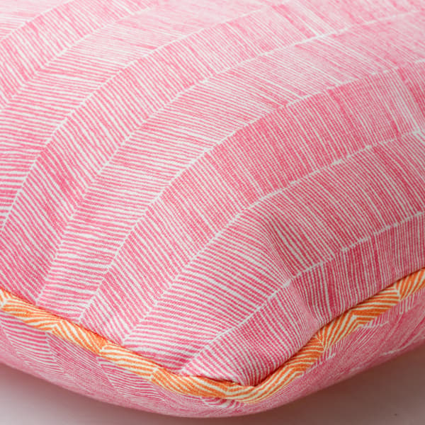 Coussin d'extérieur Delta Tropic Outdoor Fibre creuse | Andrew Martin - vue de détail | REMO-HOME