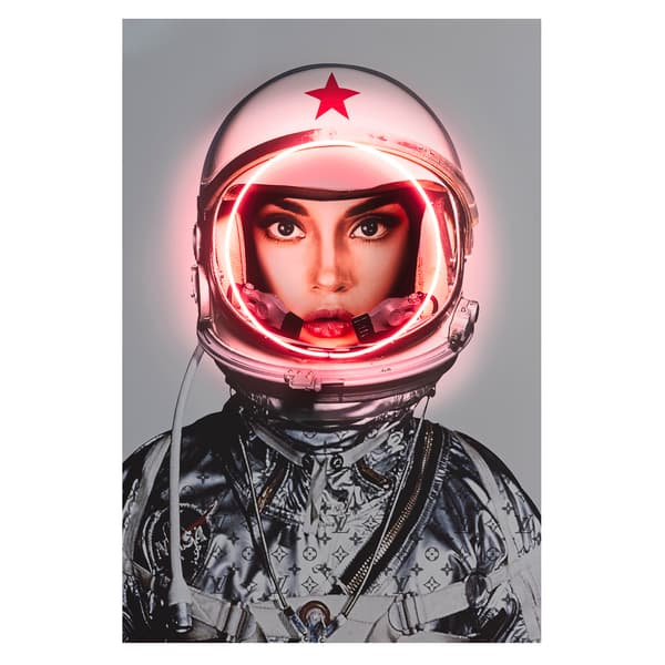 Sculpture néon Neon Space Girl in Silver with Logos | Andrew Martin - vue principale | REMO-HOME
