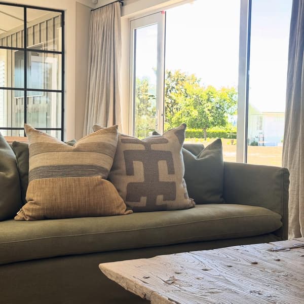 Coussin décoratif Es Cavalet 1 Plumes durables | Andrew Martin - vue de détail | REMO-HOME