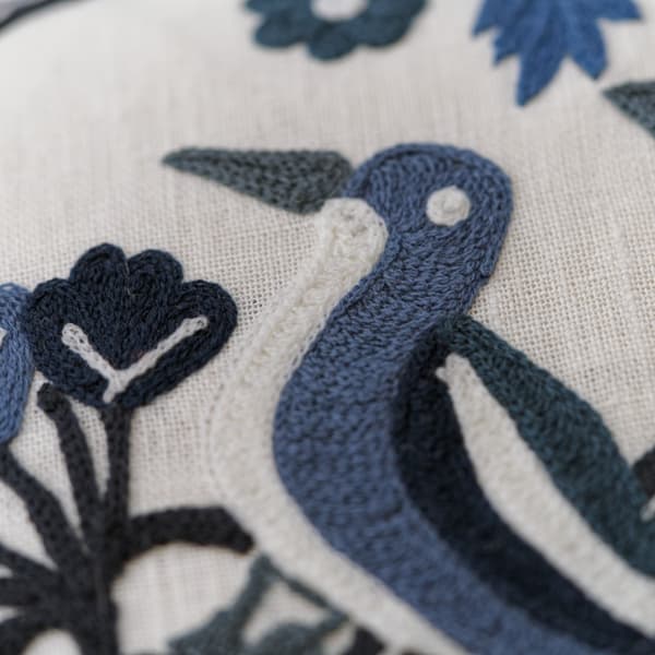 Coussin décoratif Birdsong Delphinium Plumes durables | Andrew Martin - vue de détail | REMO-HOME