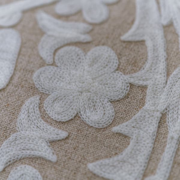 Coussin décoratif Glasshouse Ivory Plumes durables | Andrew Martin - vue de détail | REMO-HOME