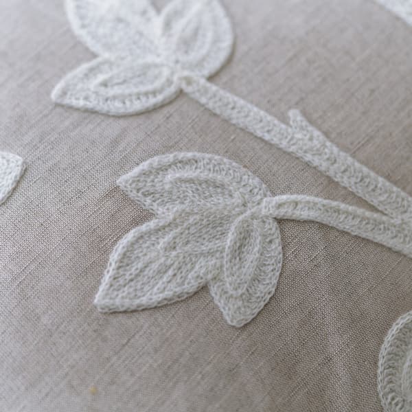 Coussin décoratif Pomegranate Ivory Plumes durables | Andrew Martin - vue de détail | REMO-HOME