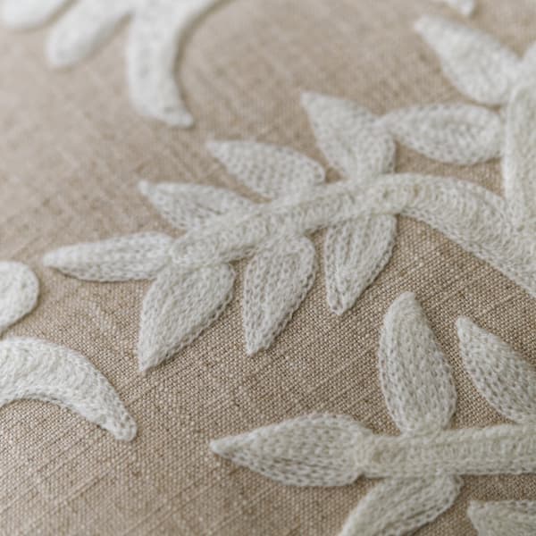 Coussin décoratif Tiger Tree Ivory Plumes durables | Andrew Martin - vue de détail | REMO-HOME