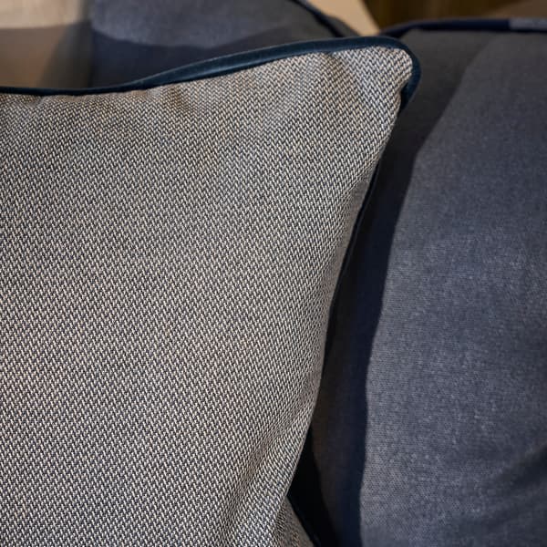 Coussin décoratif Bomore Piemonte Plumes durables | Andrew Martin - vue de détail | REMO-HOME