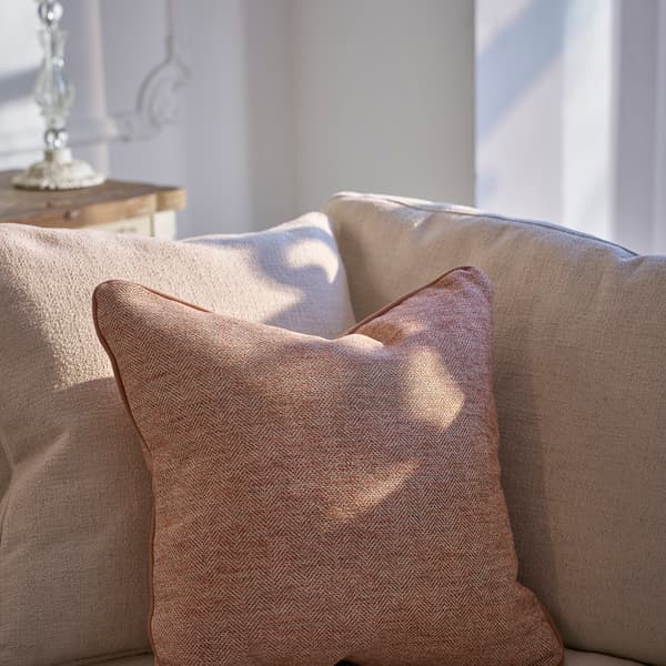 Coussin décoratif Delphini Amaretti Plumes durables | Andrew Martin - vue de détail | REMO-HOME