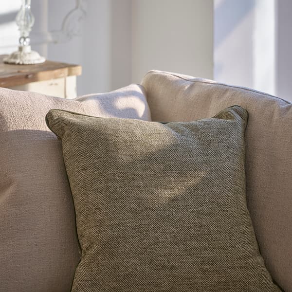 Coussin décoratif Delphini Zucchini Plumes durables | Andrew Martin - vue de détail | REMO-HOME