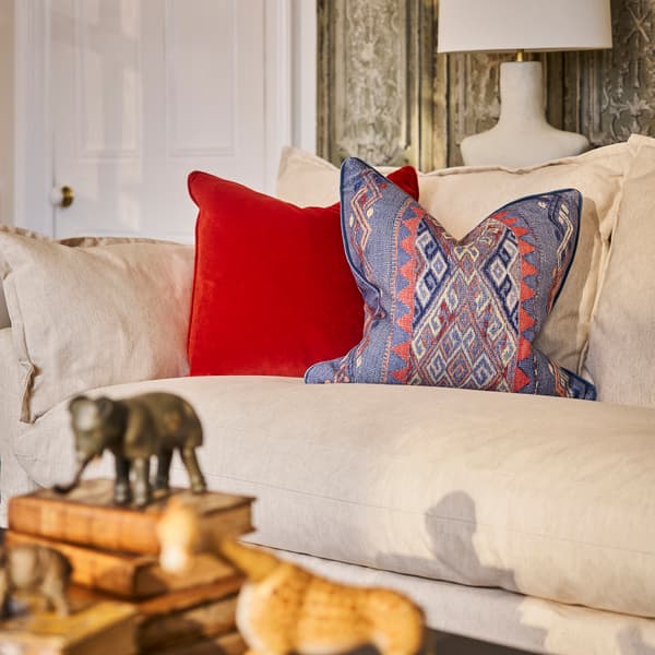 Coussin décoratif Medici Orange Plumes durables | Andrew Martin - vue de détail | REMO-HOME