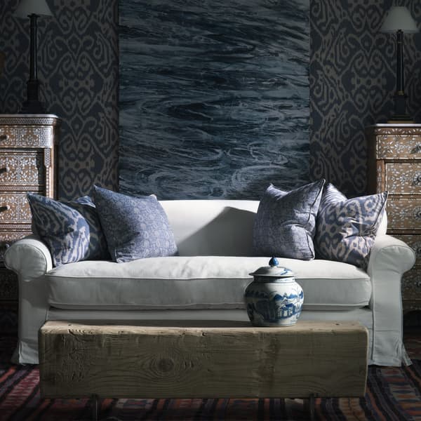 Coussin décoratif Otter Denim Plumes durables | Andrew Martin - vue de détail | REMO-HOME