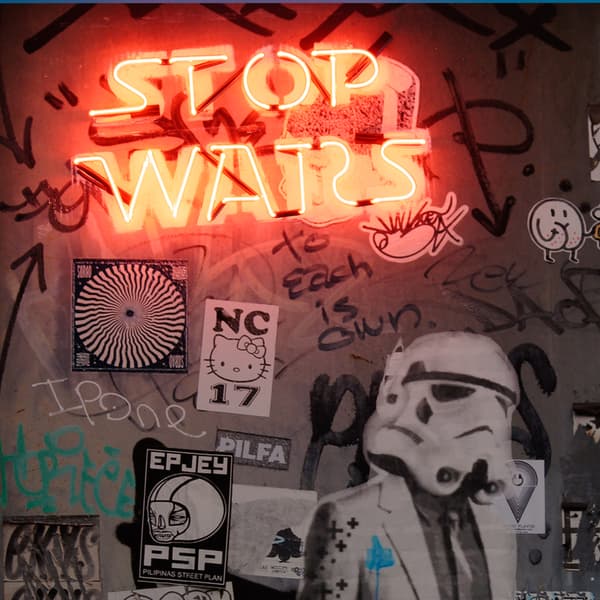 Sculpture néon Neon - Stop Wars - small | Andrew Martin - vue de détail | REMO-HOME