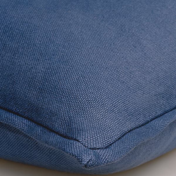 Coussin décoratif Rocco Denim Plumes durables | Andrew Martin - vue de détail | REMO-HOME