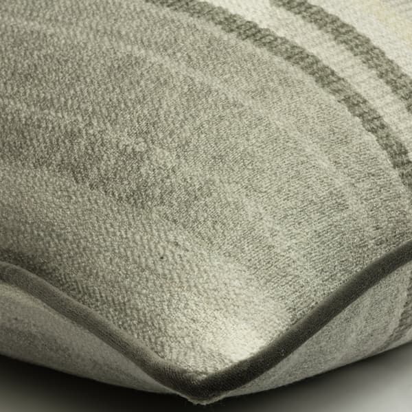 Coussin d'extérieur Argo Smoke Outdoor Fibre creuse | Andrew Martin - vue de détail | REMO-HOME