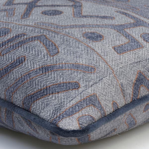 Coussin décoratif Ashanti Denim Plumes durables | Andrew Martin - vue de détail | REMO-HOME