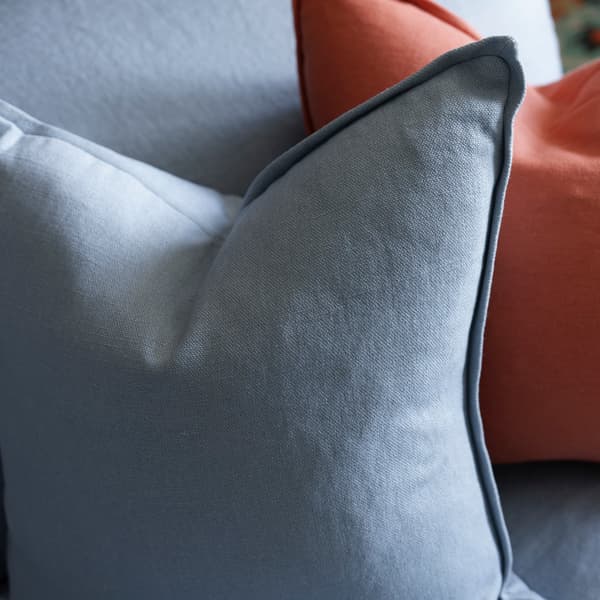 Coussin décoratif Rocco Hazy Sky Plumes durables | Andrew Martin - vue de détail | REMO-HOME