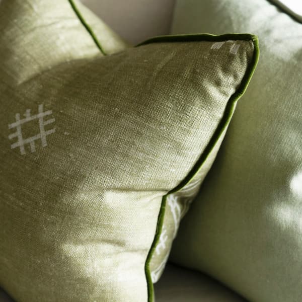 Coussin décoratif Jericho Green Plumes durables | Andrew Martin - vue de détail | REMO-HOME