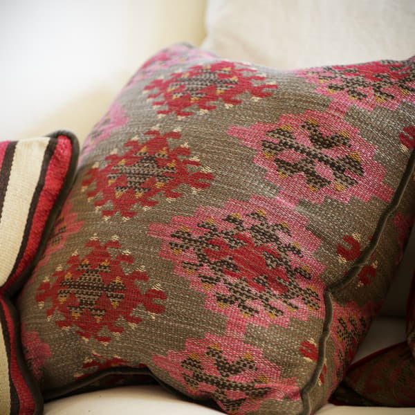 Coussin décoratif Orillo Pink Plumes durables | Andrew Martin - vue de détail | REMO-HOME
