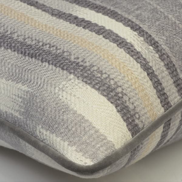 Coussin décoratif Nineveh Smoke Plumes durables | Andrew Martin - vue de détail | REMO-HOME