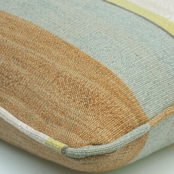 Coussin décoratif Skiathos Lime Biscuit Plumes durables | Andrew Ma... - vue de détail | REMO-HOME