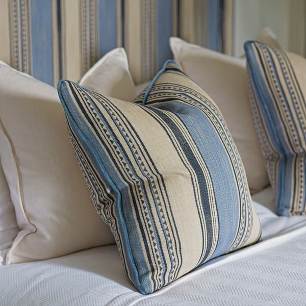 Coussin décoratif Rocco Chalk Plumes durables | Andrew Martin - vue de détail | REMO-HOME