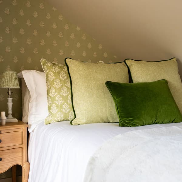 Coussin décoratif Sprig Leaf Plumes durables | Andrew Martin - vue de détail | REMO-HOME