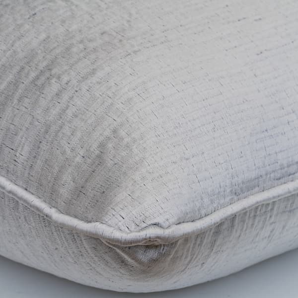 Coussin décoratif Columbus Silver Plumes durables | Andrew Martin - vue de détail | REMO-HOME