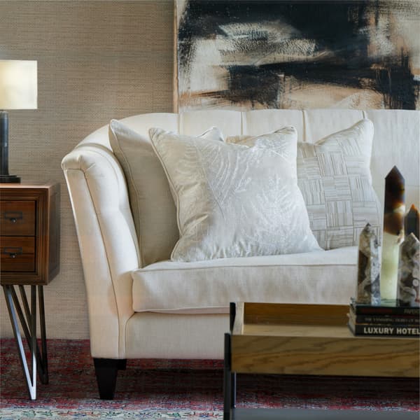 Coussin décoratif Lexington Ivory Plumes durables | Andrew Martin - vue de détail | REMO-HOME