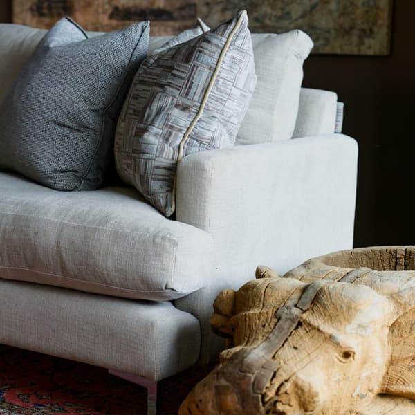 Coussin décoratif Madison Silver Plumes durables | Andrew Martin - vue de détail | REMO-HOME