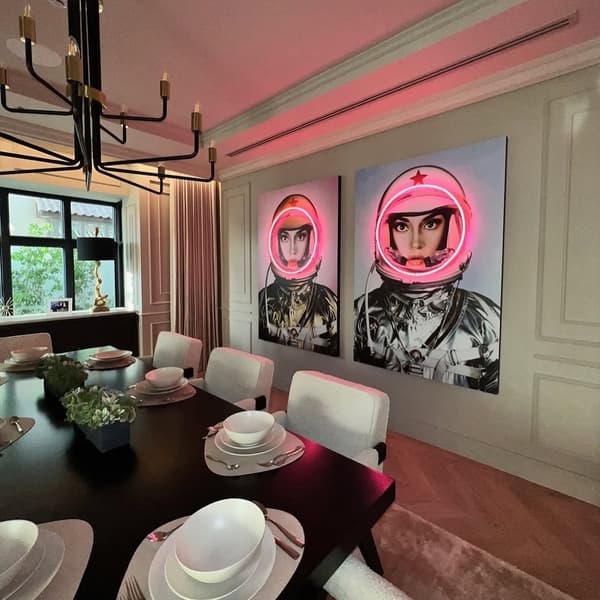 Sculpture néon Neon - Space Girl In Gold Only 100X150 | Andrew Martin - vue de détail | REMO-HOME