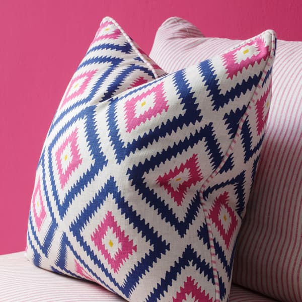 Coussin décoratif Glacier Paradise Plumes durables | Andrew Martin - vue de détail | REMO-HOME