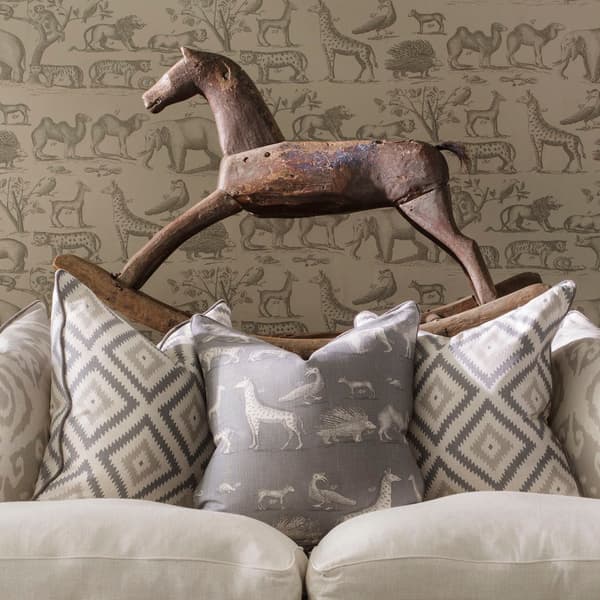Coussin décoratif Kingdom Storm Plumes durables | Andrew Martin - vue de détail | REMO-HOME