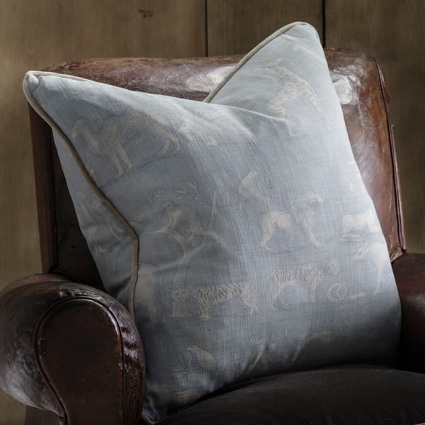 Coussin décoratif Kingdom Powder Plumes durables | Andrew Martin - vue de détail | REMO-HOME