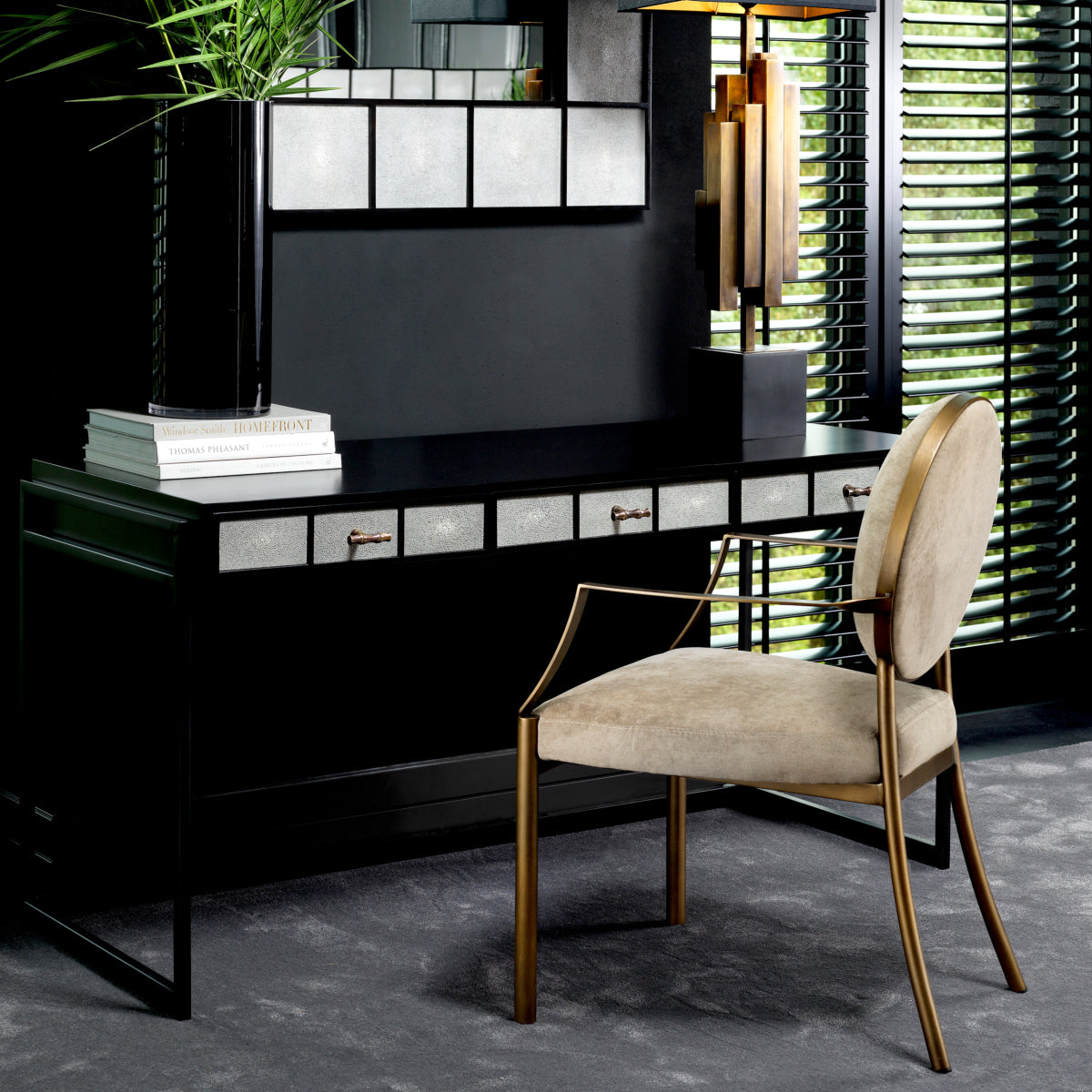 Chaise de salle à manger en velours greige et laiton foncé | Eichholtz Scribe. - vue de détail | REMO-HOME