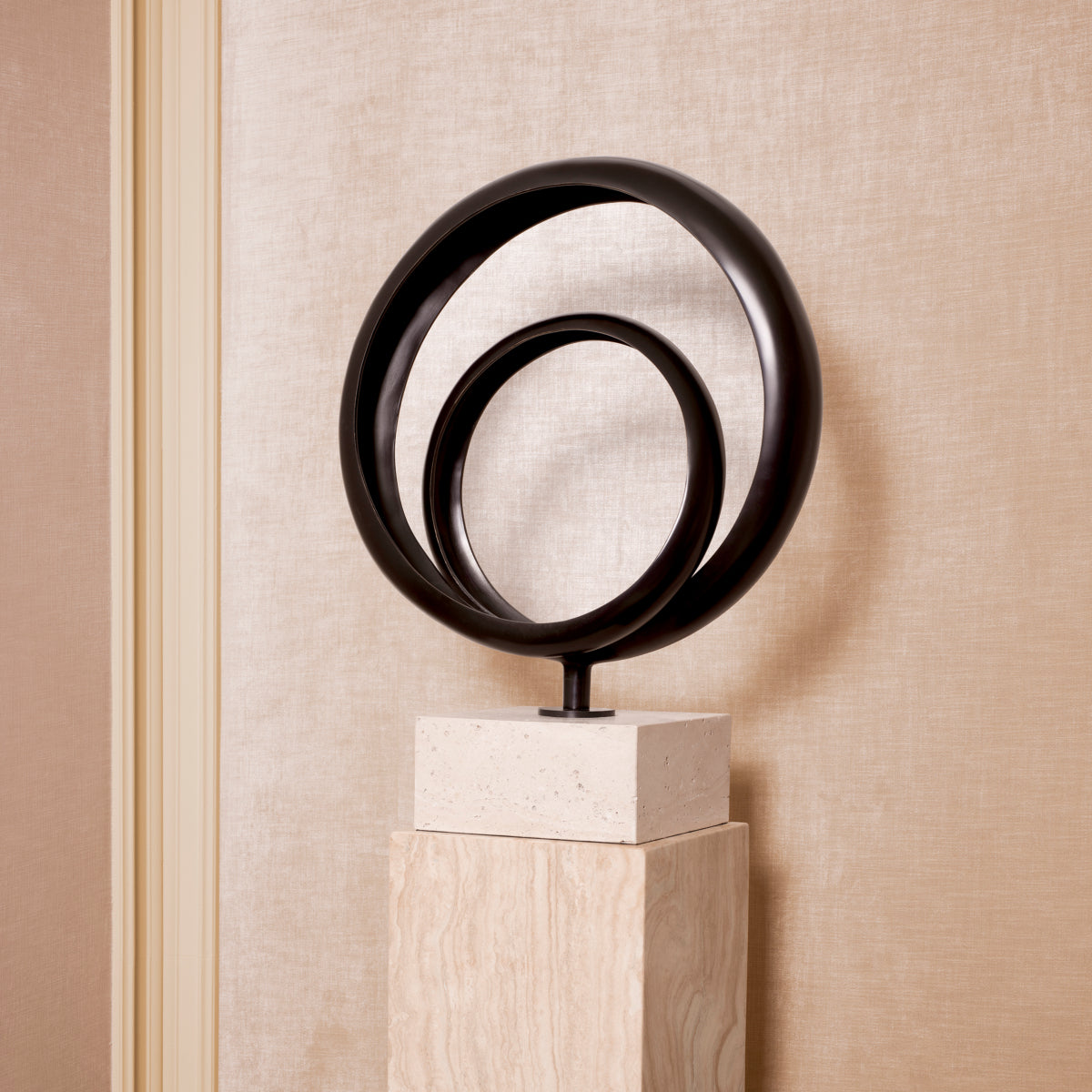 Objet Elena en finition bronze et travertin | Eichholtz Elena - vue de détail | REMO-HOME