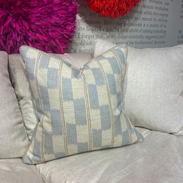 Coussin décoratif Positano Aqua Plumes durables | Andrew Martin - vue de détail | REMO-HOME