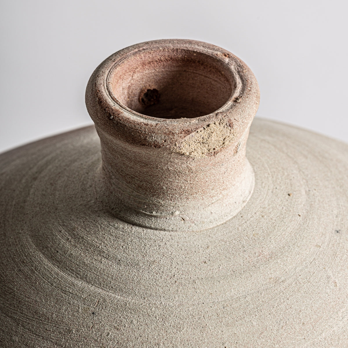 Amphore en argile crème | VICAL Kansara | REMO, mobilier et décoration d'intérieur