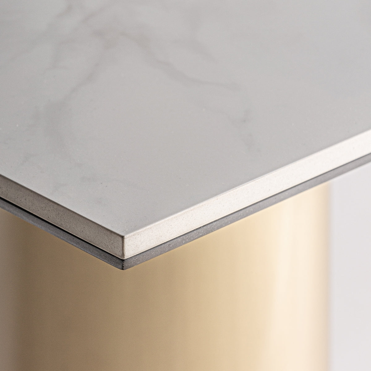 Table bistrot en marbre et laiton doré | VICAL Naustdal | REMO, mobilier et décoration d'intérieur