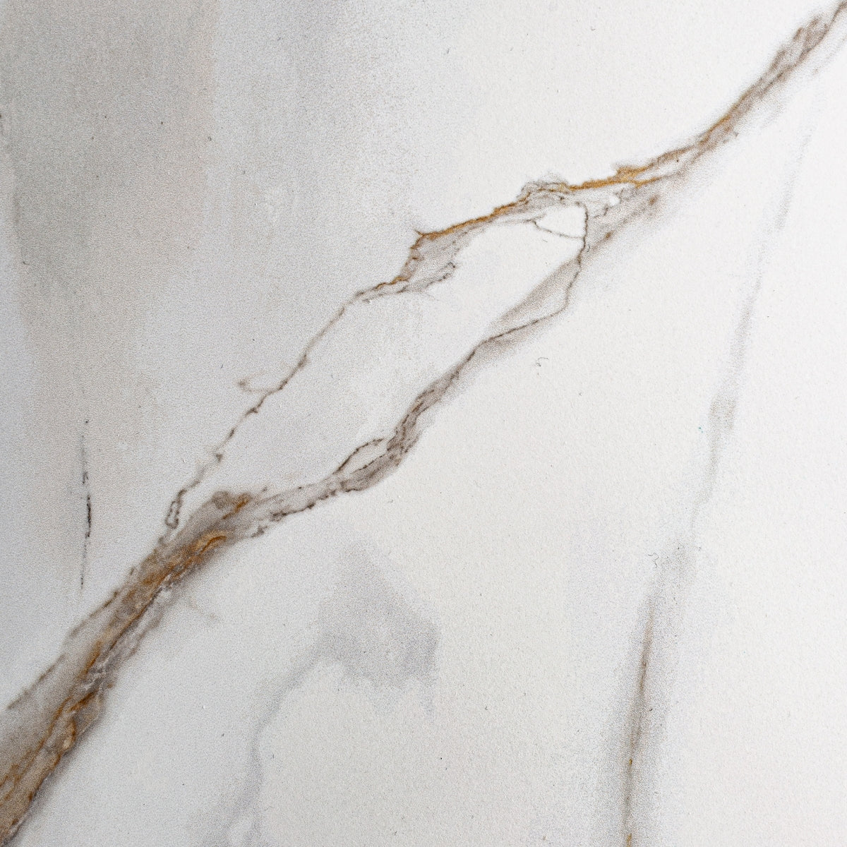 Table bistrot en marbre et laiton doré | VICAL Naustdal | REMO, mobilier et décoration d'intérieur