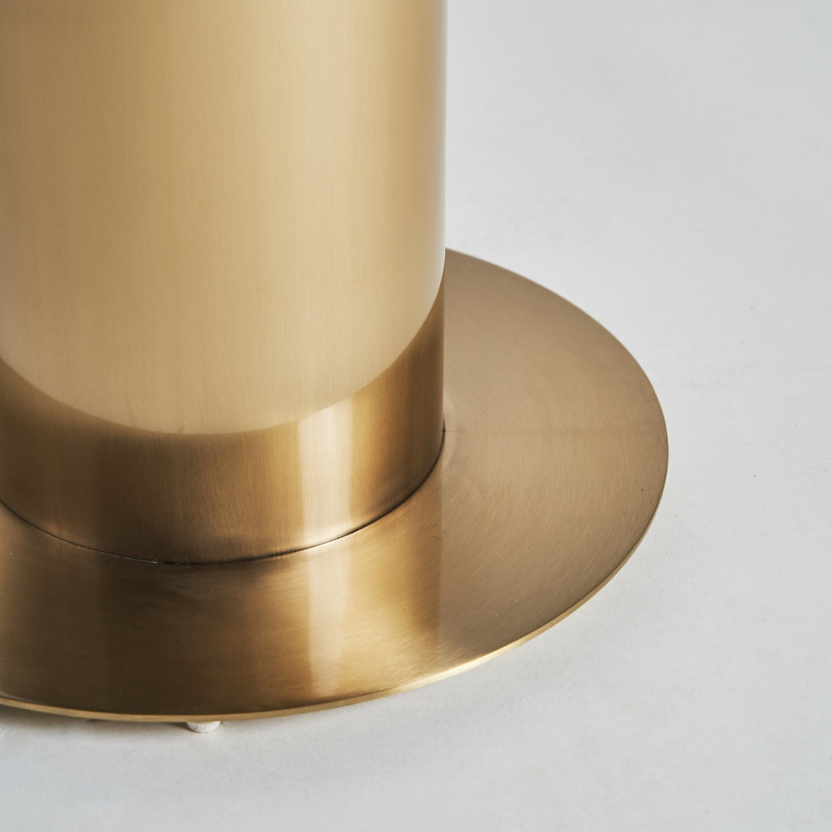 Table bistrot en marbre et laiton doré | VICAL Naustdal | REMO, mobilier et décoration d'intérieur