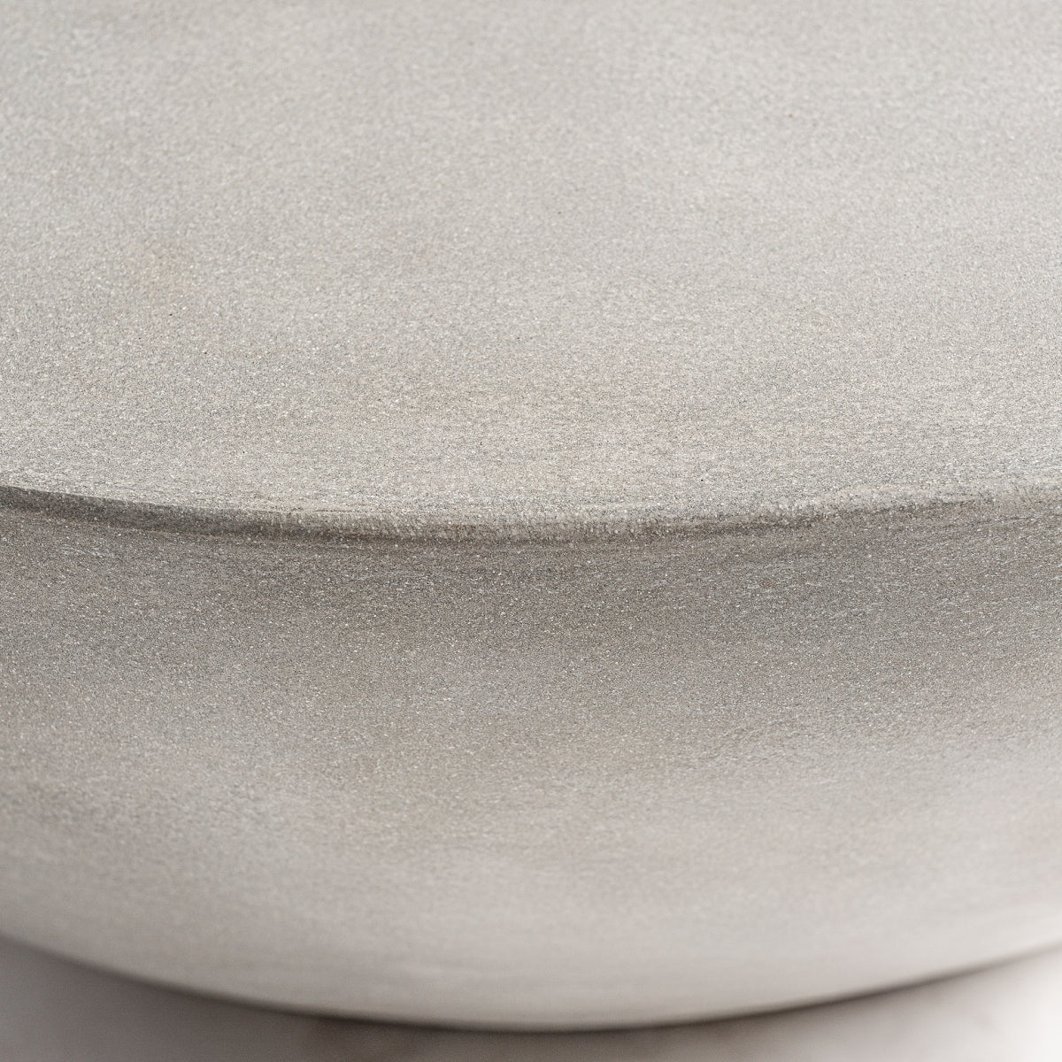 Table basse en ciment gris | VIDAL Telfs | REMO, mobilier et décoration d'intérieur