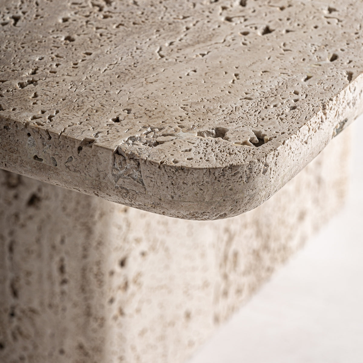 Table basse en travertin beige | VIDAL Theuville | REMO, mobilier et décoration d'intérieur