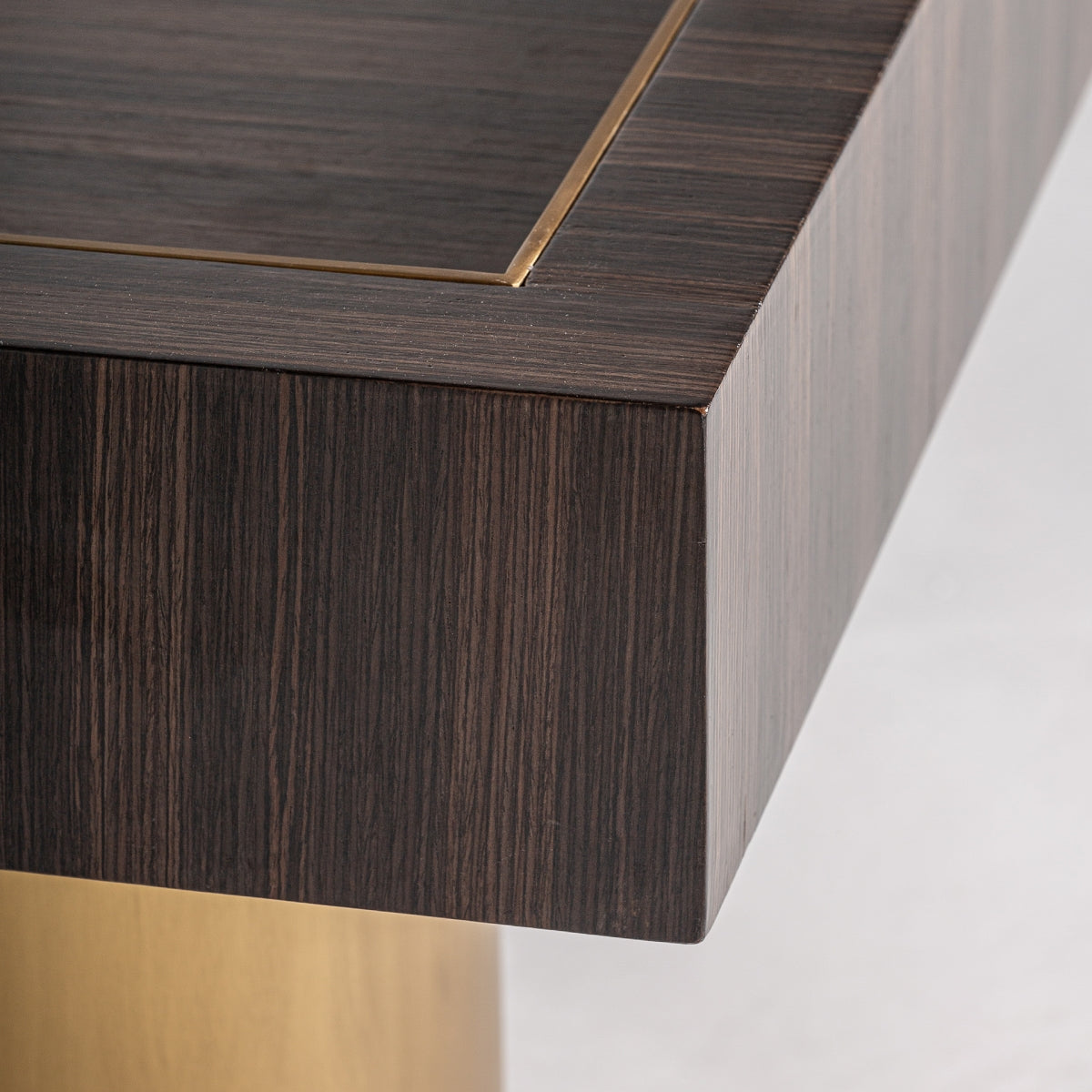 Table d'appoint en bois et laiton doré | VIDAL Cheb | REMO, mobilier et décoration d'intérieur